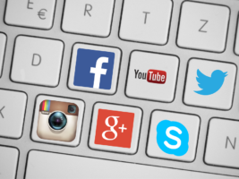teclado com as logos de aplicativos de redes sociais