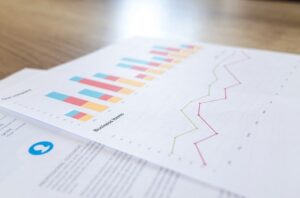 Documentos de investimentos em uma mesa