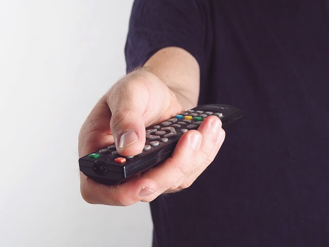 controle-imagem-pixabay problemas com serviços de internet e TV por assinatura