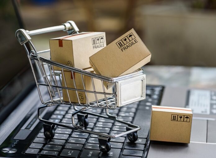 computador com carrinho de compras cheio
