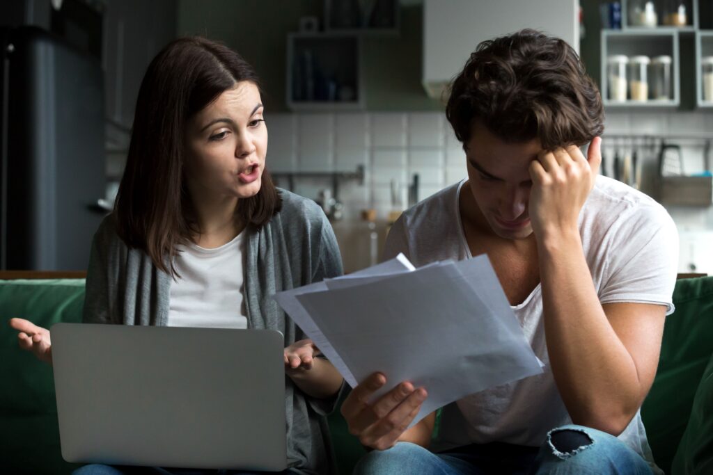 casal discutindo sobre o imposto de renda