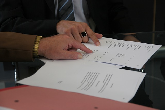 Duas pessoas analisando contrato
