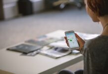 Como a Web 3.0 está transformando a economia global Mulher usando celular