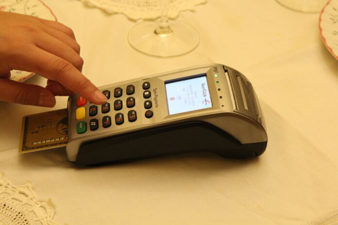 máquinas-de-cartão-GetNet-Santander Pessoa usando máquina de cartão