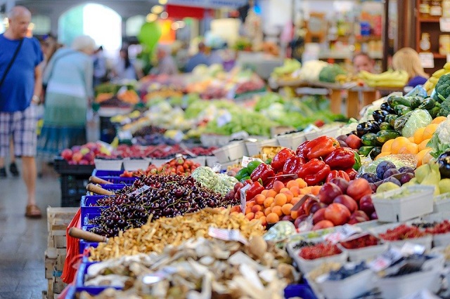 imagem contém frutas e legumes dentro de caixote no supermercado