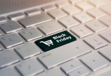 Black Friday | Ferramenta Gratuita Ajuda a Determinar Preços e Descontos Teclado de notebook com tecla grande preta escrito Black Friday e ícone de carrinho de compra