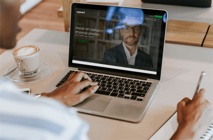 MicrosoftTeams startup Pessoa assistindo vídeo no notebook e escrevendo