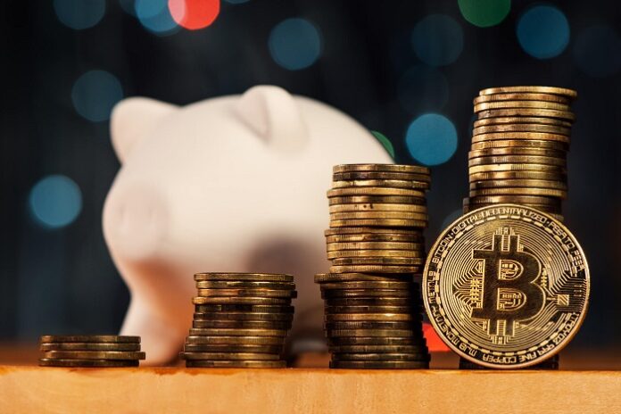 Cofre de porquinho e várias moedas digitais do Bitcoin