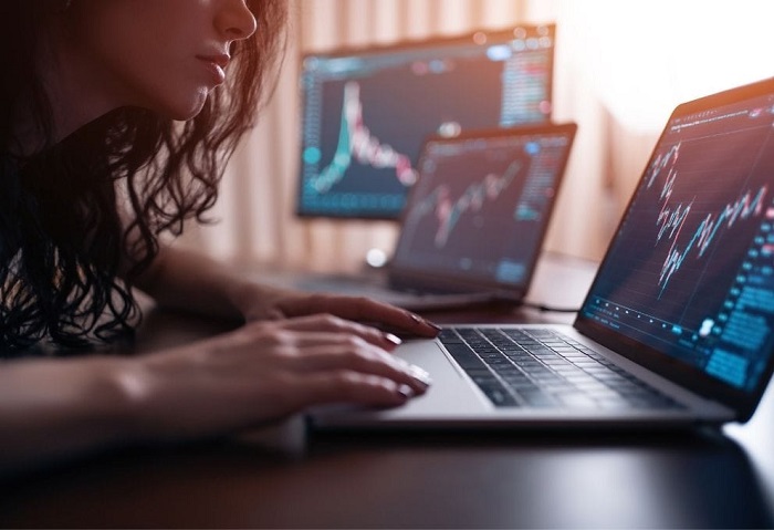 pessoa manuseando computador para investimentos