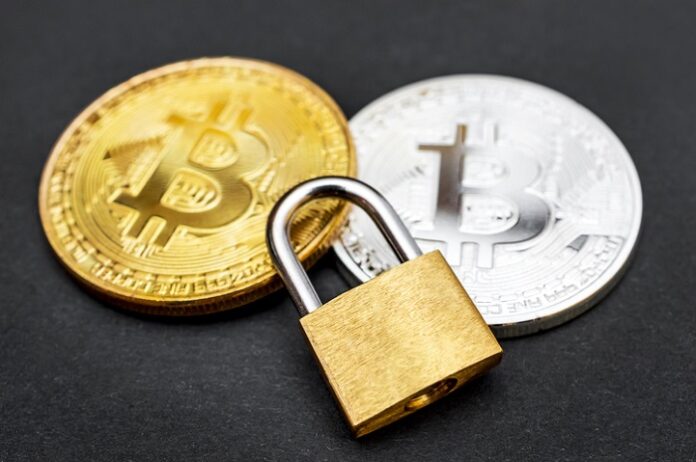 Duas moedas de Bitcoin com cadeado