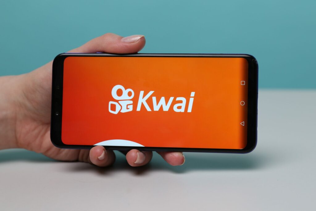 pessoa acessando o aplicativo do KWAI para ganhar dinheiro