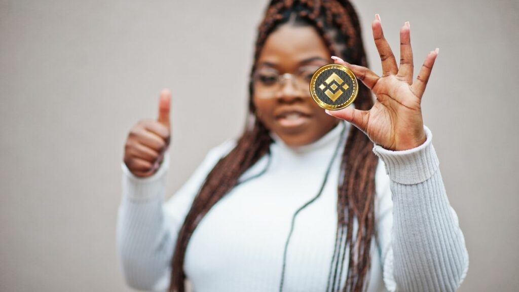 Mulher segura criptomoeda Binance Coin