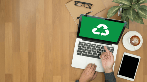 computador com símbolo da sustentabilidade na tela