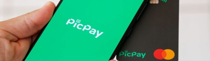 Pessoa usando o app PicPay no celular