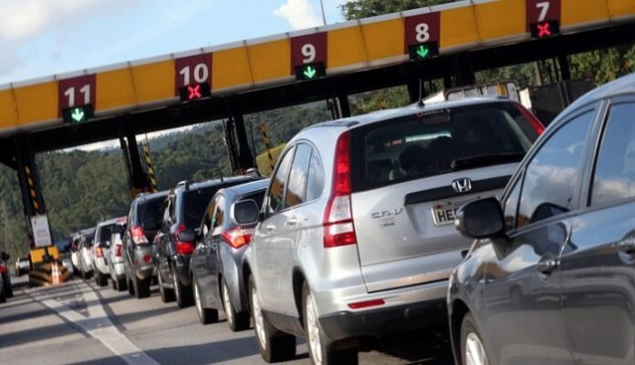 Fila de carros em um pedágio