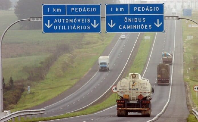 rodovia com placa de pedágio