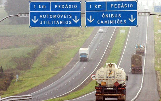 estrada com placa de pedágio