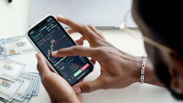 Fundo cambial vale a pena? Entenda o que é e quanto rende o investimento