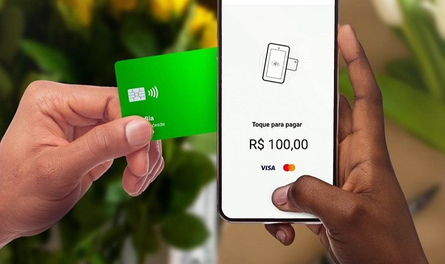 pessoa aproximando um cartão do celular