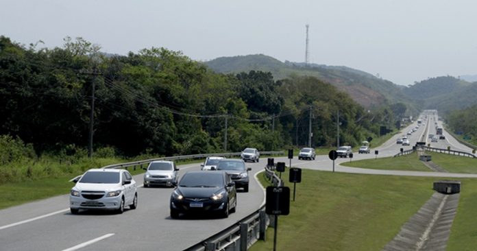 estrada com carros