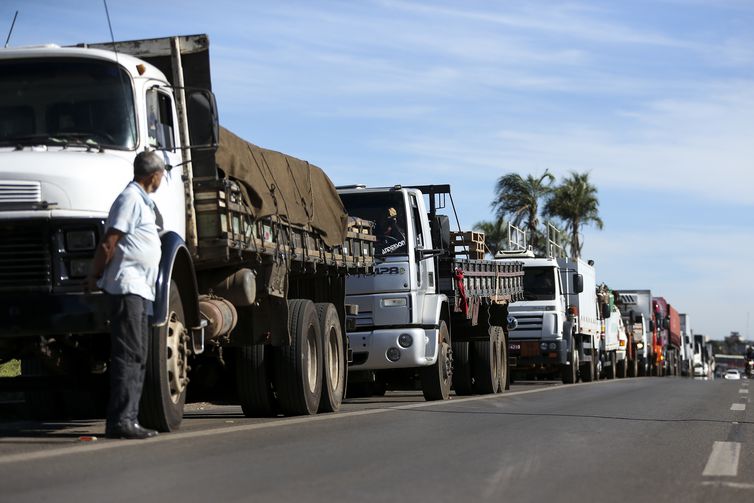 Fila de caminhões estacionados no acostamento de uma rodovia durante a greve dos caminhoneiros