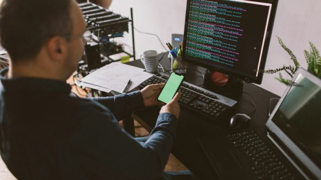 Homem observa tela do computador durante o processo de mineração da RVN