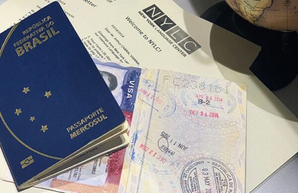 imagem de um passaporte aberto com carimbo