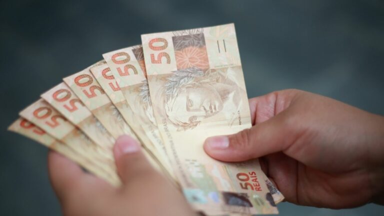 Auxílio emergencial: preciso devolver algum valor? Veja como saber