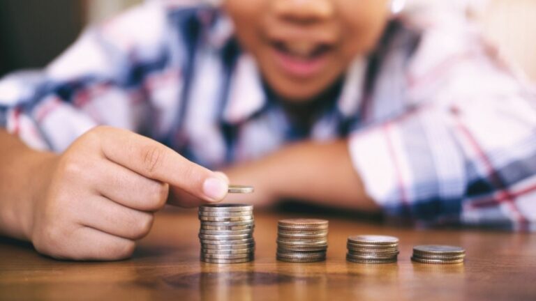 Conta ou cartão adicional: veja qual a melhor opção para menor de idade