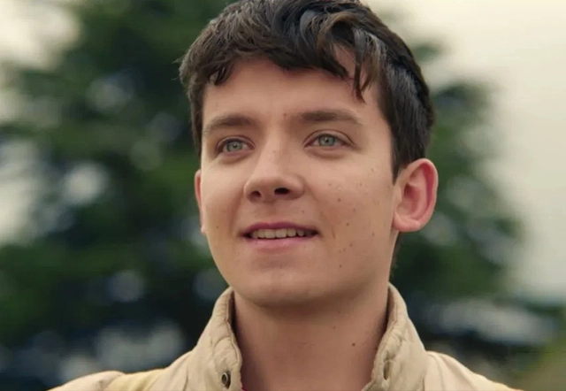 Asa Butterfield posa como Otis, da série Sex Education