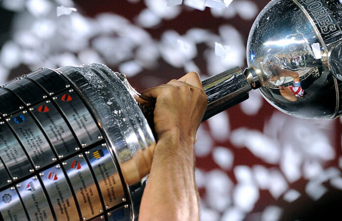 taca da libertadores mão erguendo a taça da libertadores