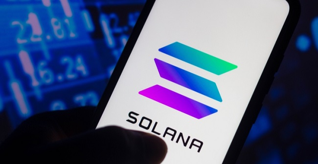 celular logado no aplicativo da criptomoeda solana