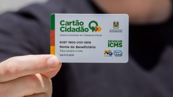 Pessoa segurando o cartão Devolve ICMS