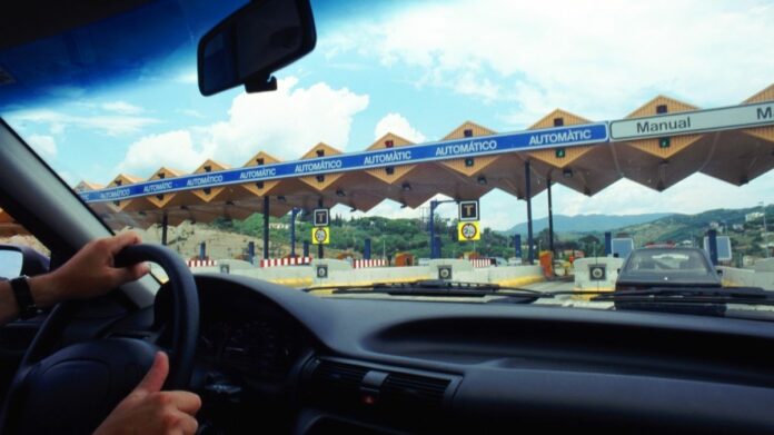 tag itau pedagio 1 Visão interna de um carro passando pelo pedágio