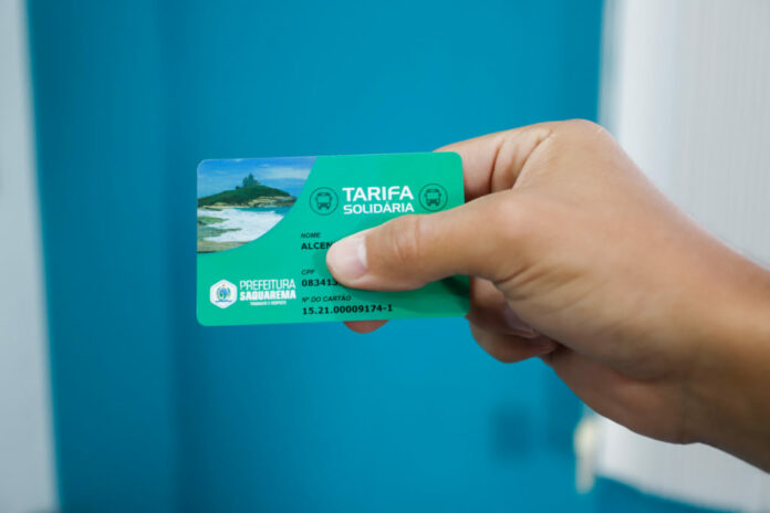 Homem segura o cartão Tarifa Solidária de Prefeitura de Saquarema