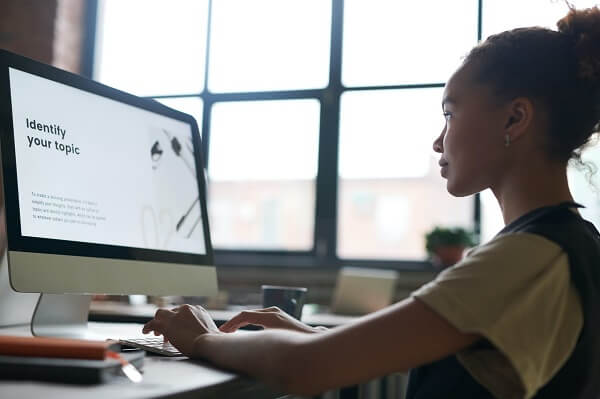 menina na frente do computador estudando