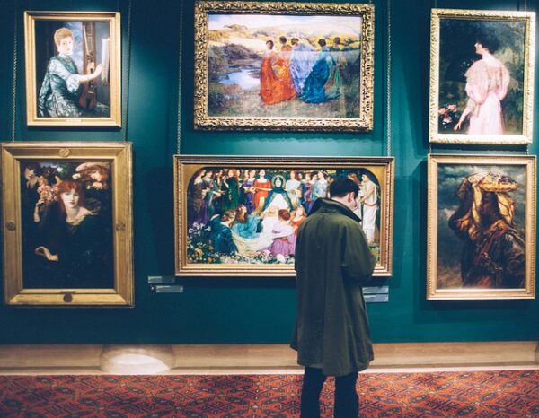 Museólogo vendo quadros