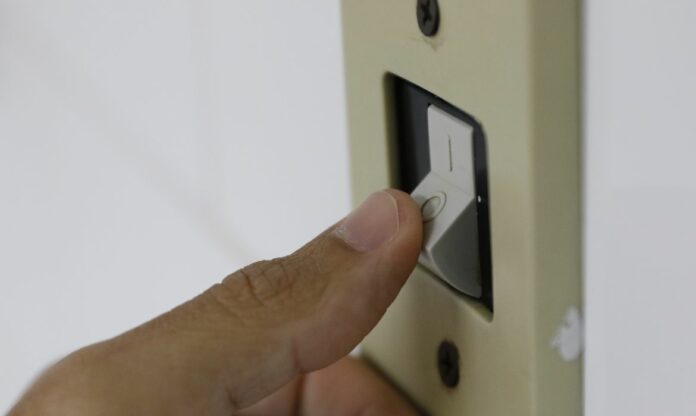 reducao automatica conta de luz fernando frazao agencia brasil Um dedo sobre um interruptor de luz