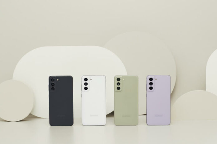 Quatro celulares do modelo Galaxy S21 FE enfileirados lado a lado sobre um fundo claro