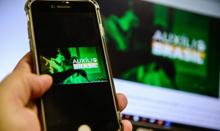 Beneficiários do Auxílio Brasil podem contratar microcrédito. Veja como funciona