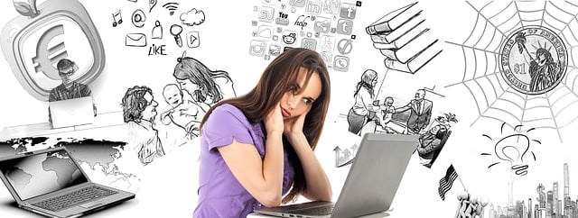 Mulher chateada em frente a um computador e uma ilustração de várias tarefas no fundo