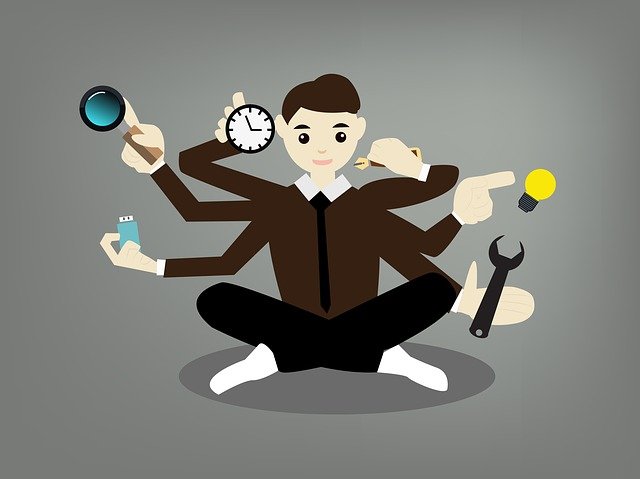 Ilustração de um funcionário com várias mãos realizando múltiplas tarefas simultaneamente