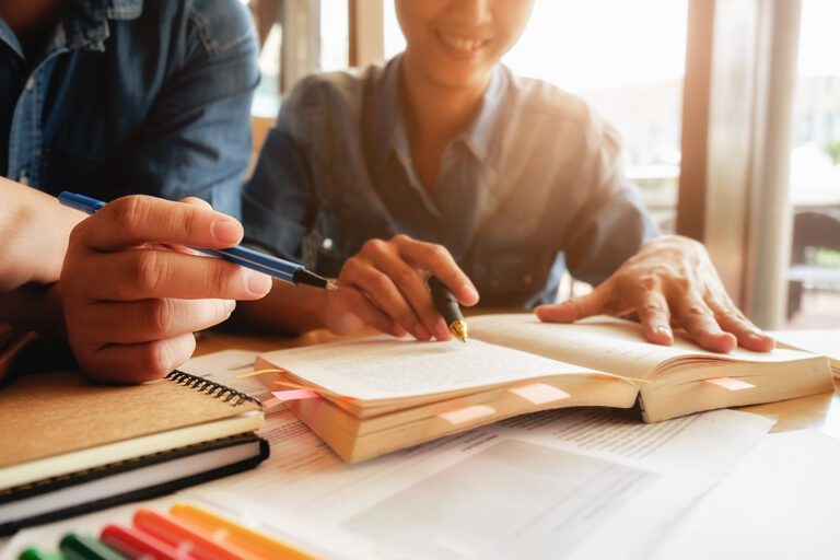 Pós-graduação: saiba se é possível fazer mais de dois cursos ao mesmo tempo