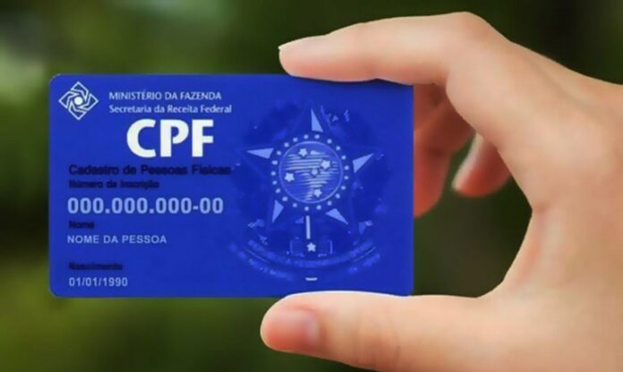 mão segurando um cpf