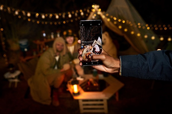 Uma pessoa tira foto de amigos com um Galaxy S22