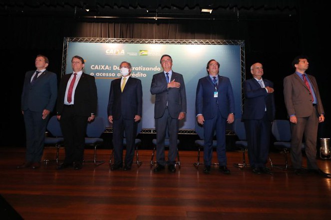 Presidente Bolsonaro posa ao lado de outras figuras políticas no lançamento da linha de crédito para caminhoneiros
