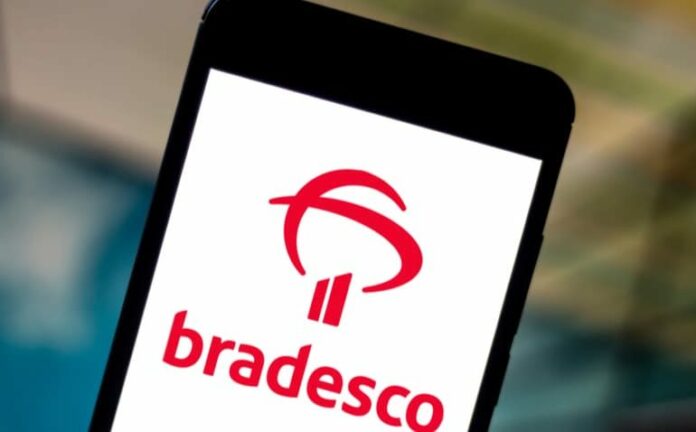 celular com a tela do bradesco