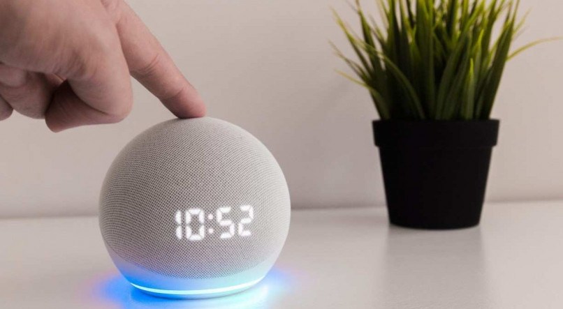 Pessoa pressiona botão da Alexa