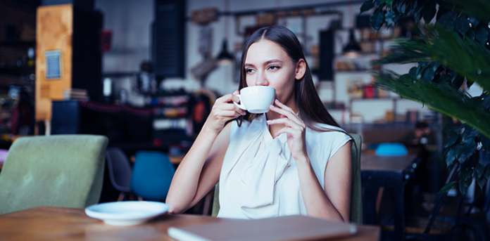 Mulher tomando uma xícara de café