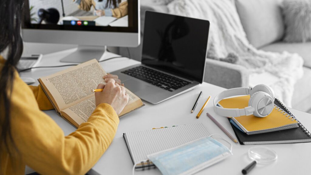 menina estudando para concurso em frente ao notebook